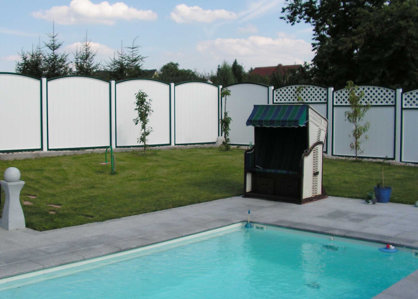 Rundbogen-Sichtschutz am Pool – Rückzugsort mit Stil und Struktur