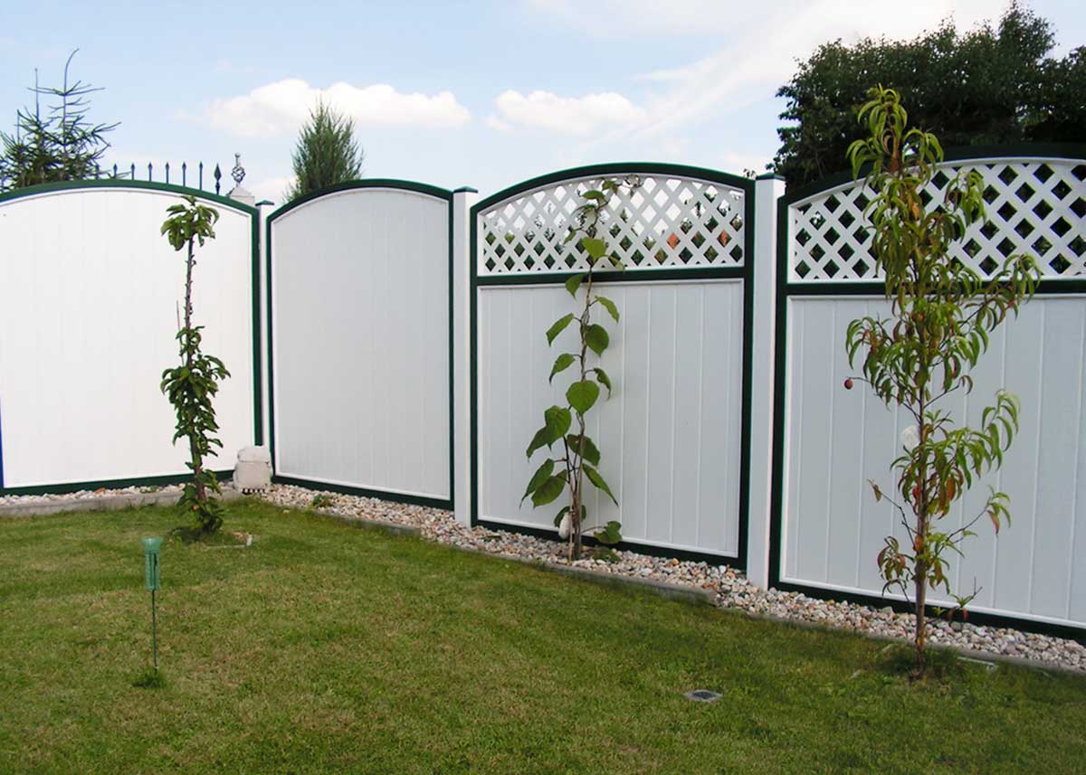 hoher Sichtschutz Oberbogen weiß mit grünem Rahmen und Rankgitter im Garten