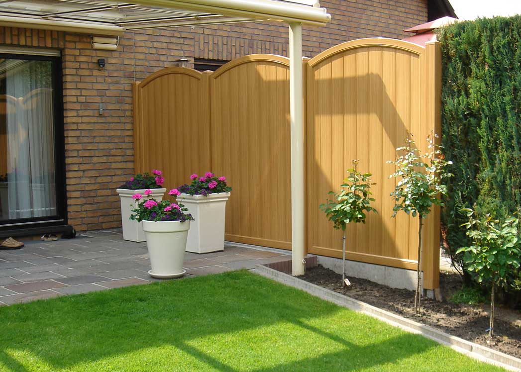 Sichtschutzwand an Gartenterrasse aus Kunststoff PVC in täuschend echter Holzoptik Bergkiefer