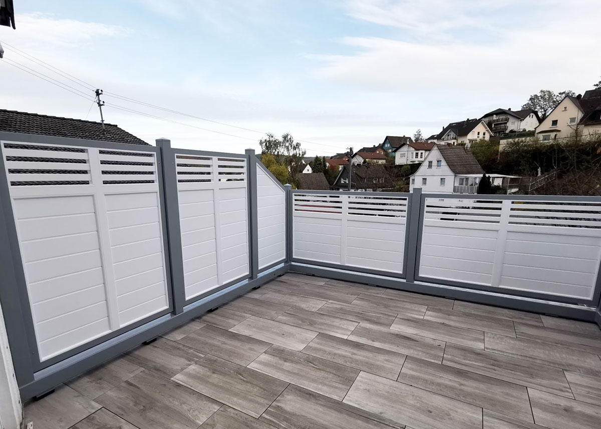 Sichtschutz in weiß mit Grau, auf Dachterrasse, mit Rhombusgitter