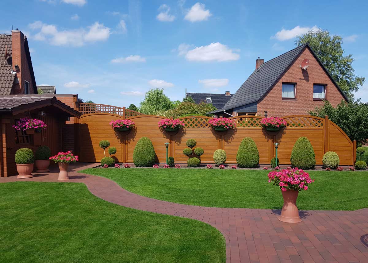 Sichtschutzzaun aus Kunststoff PVC in echter Holzoptik Eiche Golden Oak im Garten