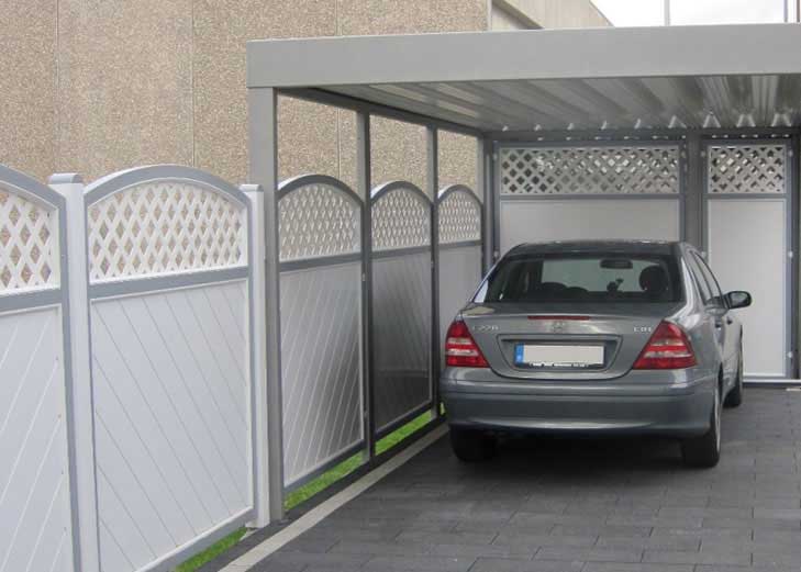 Sichtschutz mit Bogen und Rankgitter – funktionale Seitenwand und klare Abgrenzung am Carport