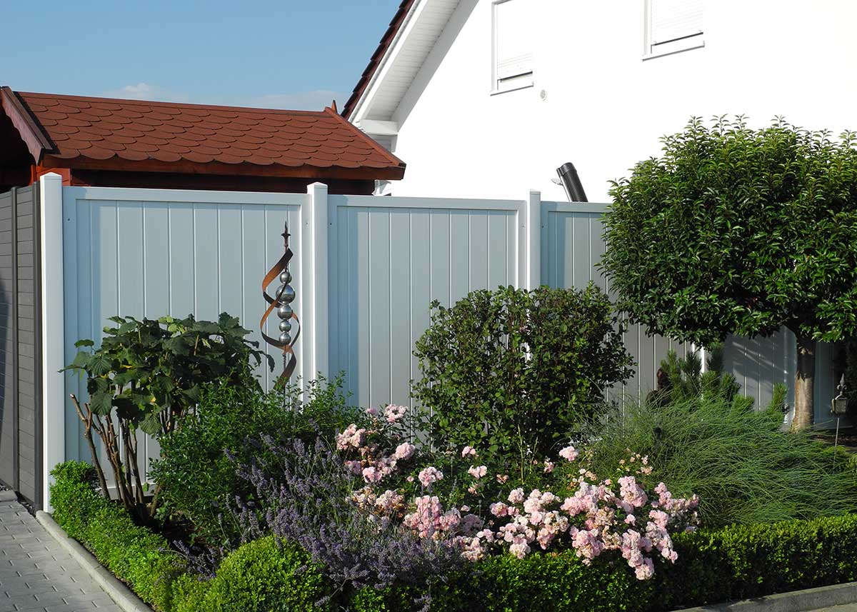 stabile Sichtschutzwand aus langlebigen Fensterkunststoff in Weiß 