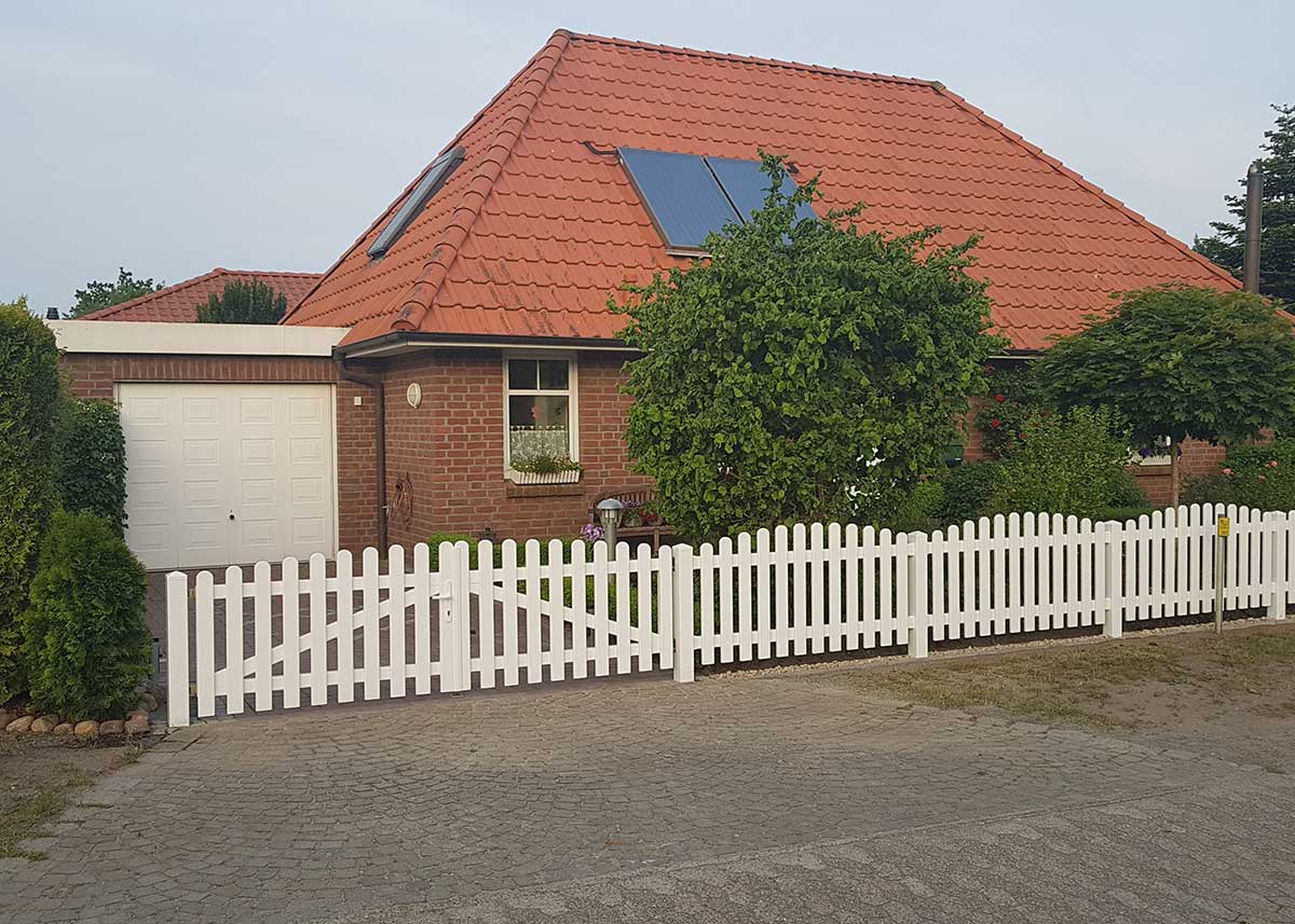 Lattenhoftor mit Oberbogen in Weiß passend zum Gartenzaun, Friesenzaun