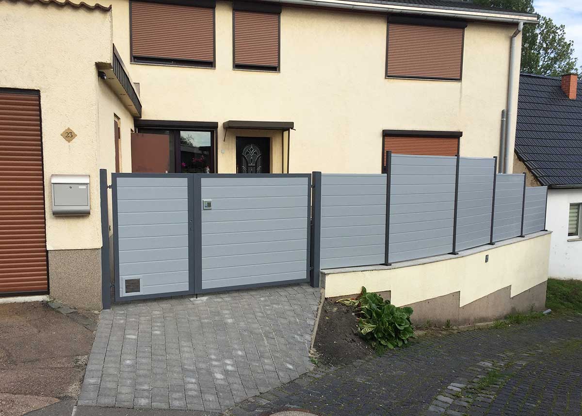 Einfahrtstor in Grau und Anthrazit, Hoftor mit Sichtschutz