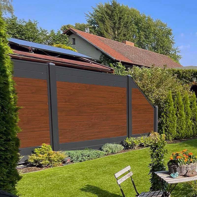 WPC Sichtschutz im Garten in Nussbaum Holzoptik Dunkelbraun mit Athrazit