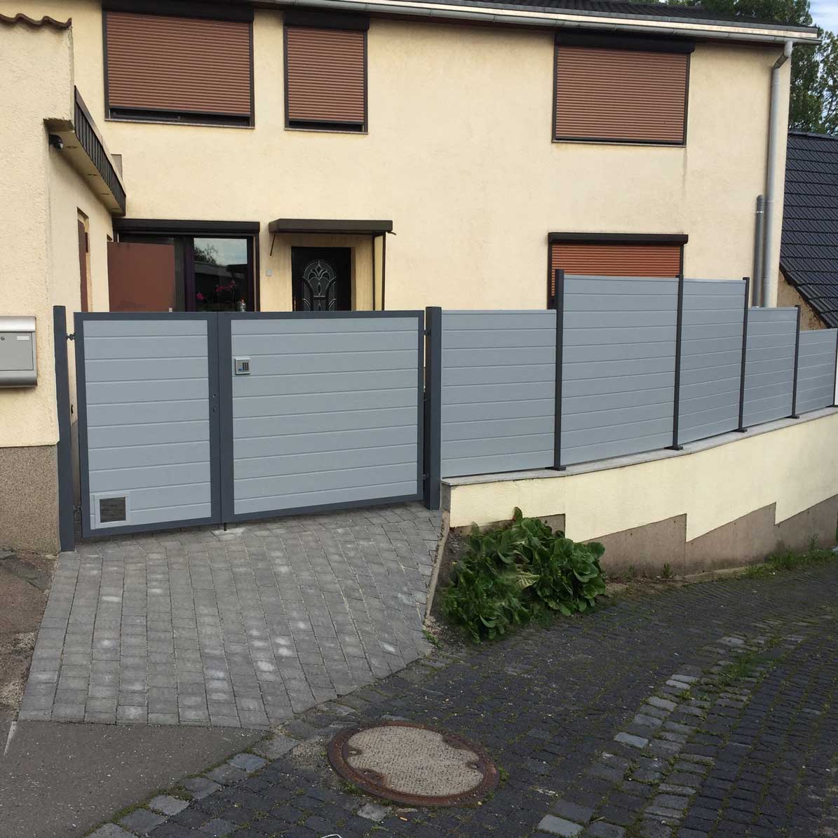 Sichtschutzwand mit Sichtschutztor passend zueinander in Grau und Anthrazit aus Kunststoff