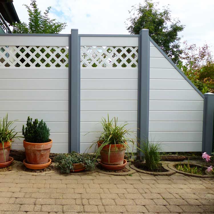 Sichtschutz an einer Terrasse in Weiß mit Rankgitter und grauen Pfosten