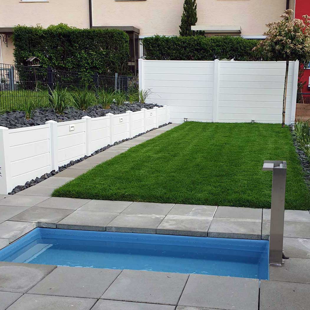 Sichtschutz weiß Kunststoff Garten mit Hochbeet 