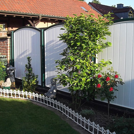 Sichtschutz aus Kunststoff in weiß moosgrün mit Rundung Oberbogen Romantik im Garten
