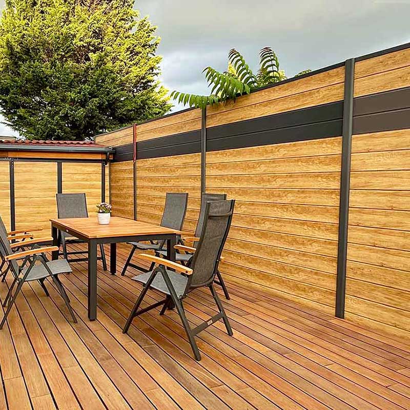 Sichtschutz in Holzoptik Desert Oak im Garten auf Terrasse mit Zierstreifen