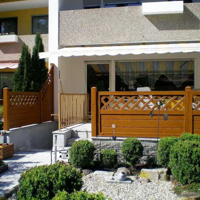 Terrassensichtschutz halbhoch in Golden Oak und mit Rankgitter