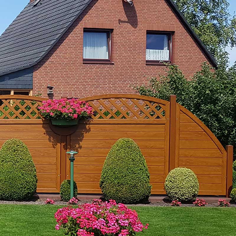 Sichtschutz im Garten in Holzoptik Golden Oak Rankgitter mit Rundung