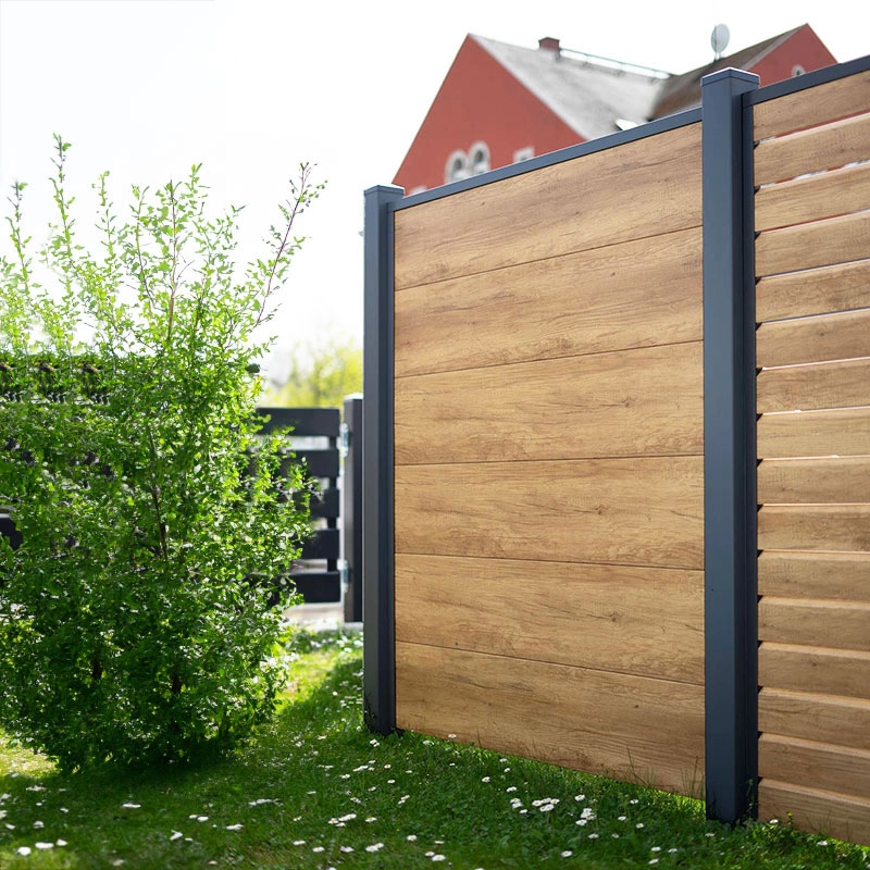 Sichtschutzzaun in echter Holzoptik Astfichte aus Kunststoff im Garten mit Oberbogen