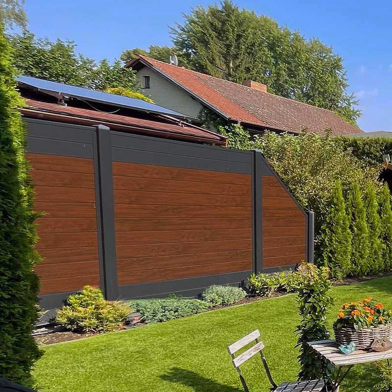 Sichtschutz im Garten in Holzoptik mit Rankgitter in Nussbaum
