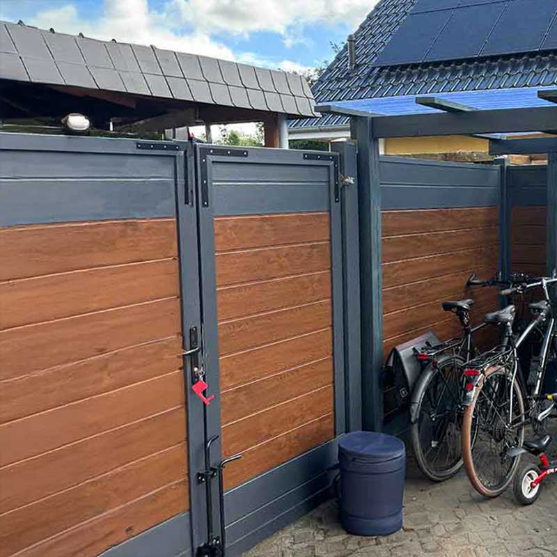 Sichtschutzzaun aus PVC Kunststoff in Holzoptik Nussbaum Anthrazit mit passender Sichtschutztür