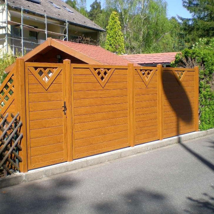 Sichtschutztür in Holzoptik Golden Oak mit Sichtschutzzaun mit Rankgitter