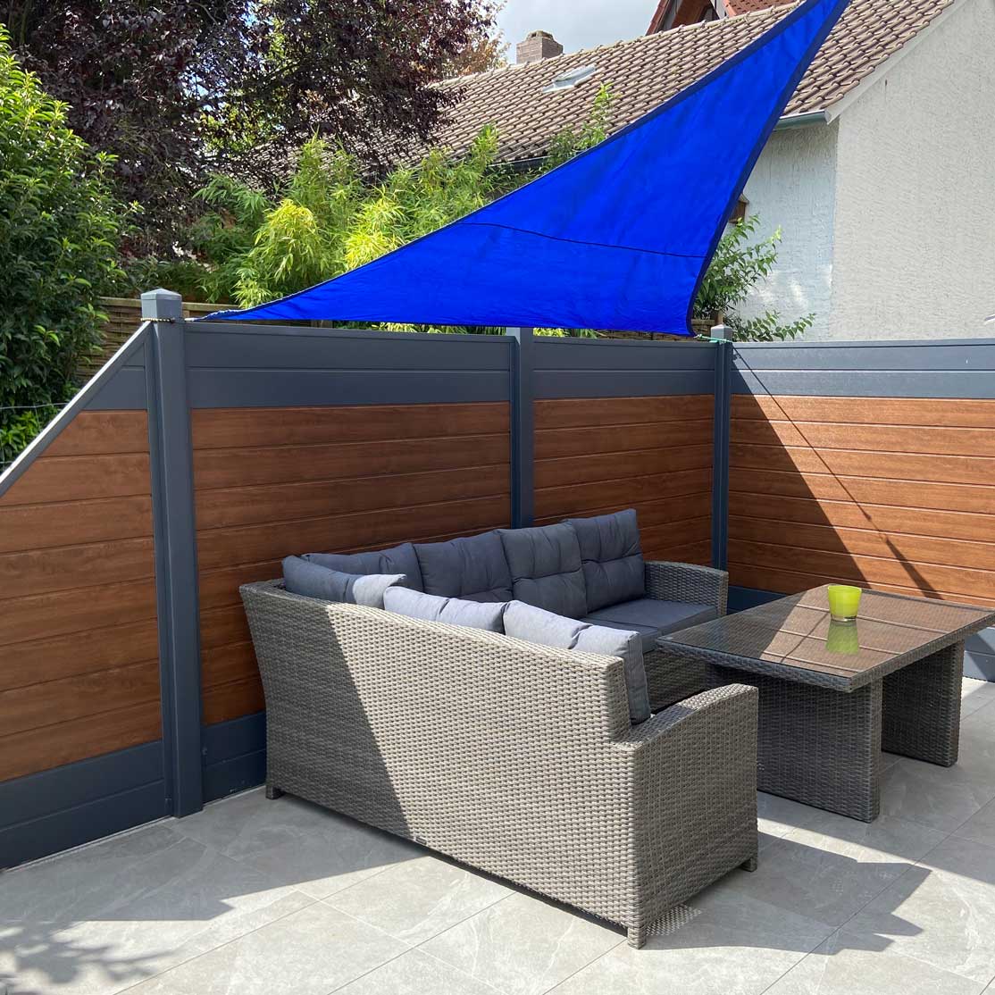 Sichtschutz auf Terrassen im Garte in Holzoptik Nussbaum und Anthrazit Trend
