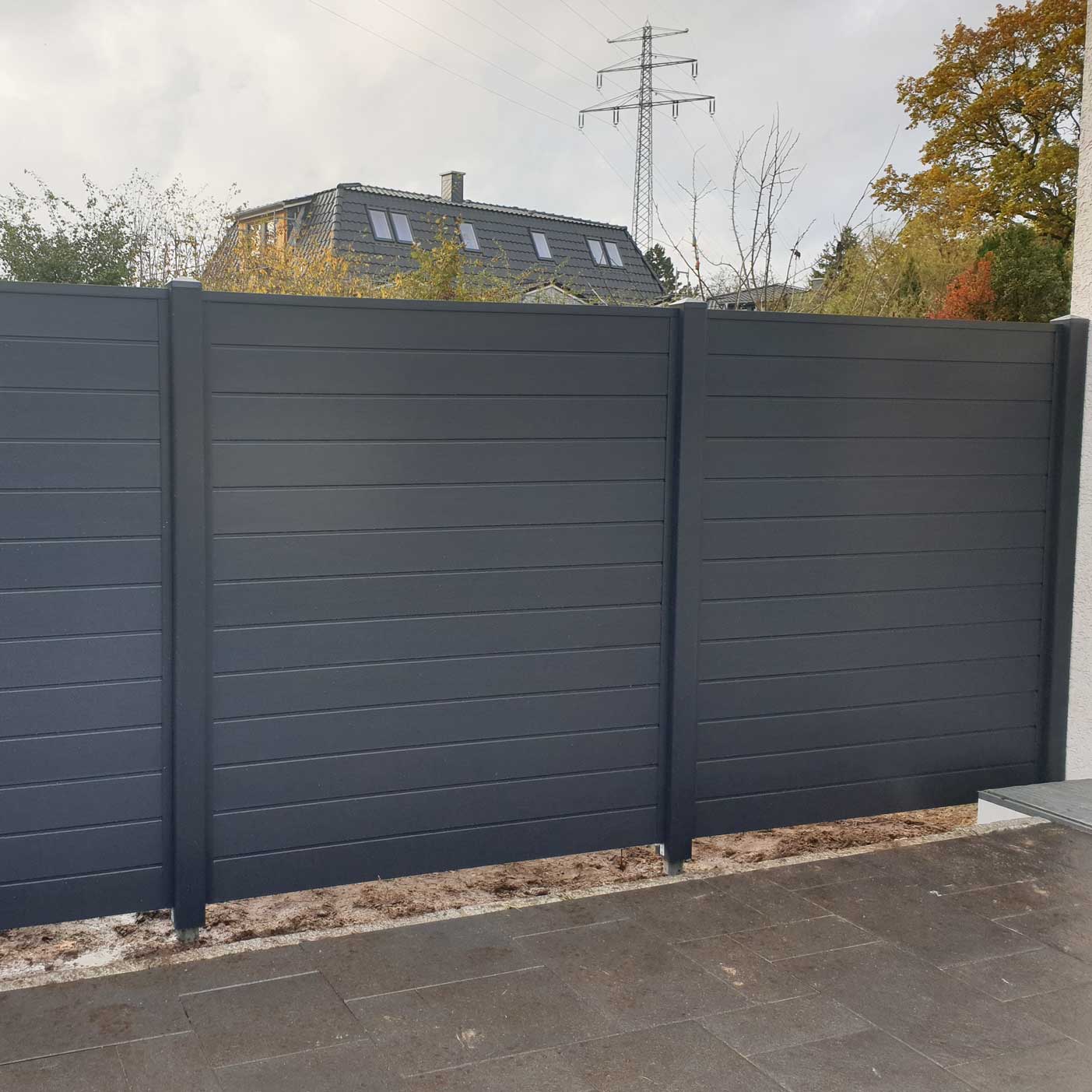 Sichtschutzwand in Anthrazit an einer Terrasse