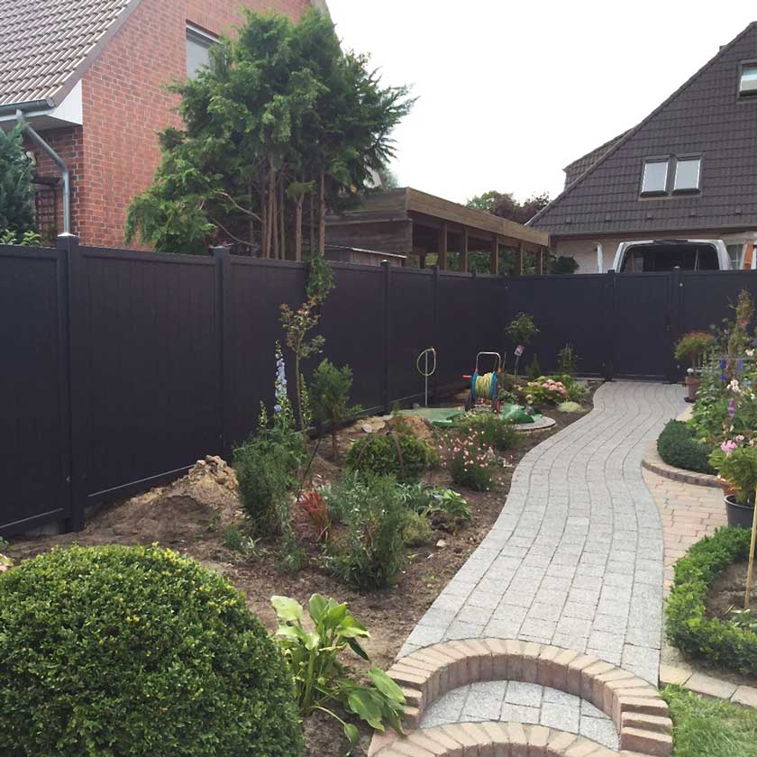 Sichtschutzzaun aus PVC in Anthrazit mit stabilen Massivrahmen im Garten