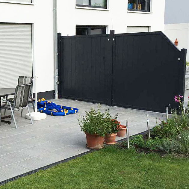 Sichtschutzzaun aus Kunststoff PVC in Anthrazit auf einer Terrasse zum Nachbarn