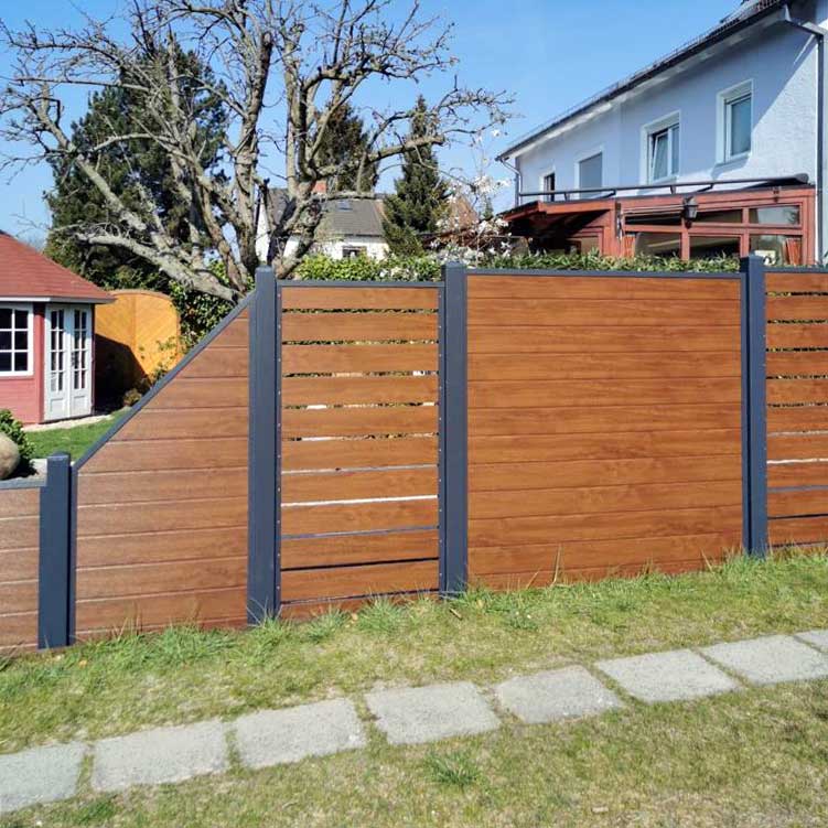Sichtschutzzaun aus Kunststoff PVC in Golden Oak mit Pfosten in Anthrazit im Garten