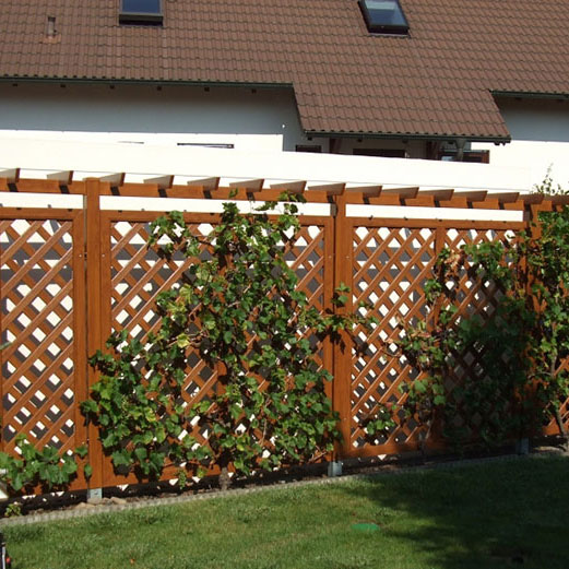 Sichtschutz Rankgitter Pergola in Holzoptik im Garten