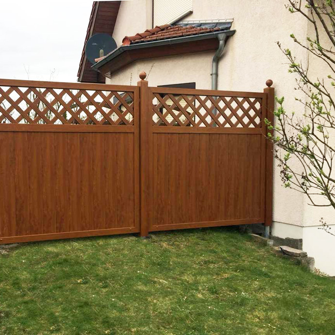 Sichtschutzzaun aus PVC in Golden Oak mit stabilen Massivrahmen im Garten