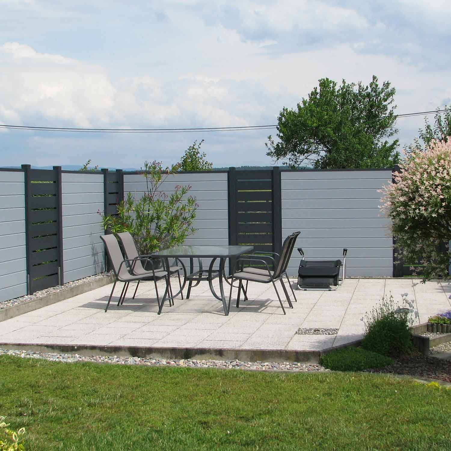Sichtschutzzaun mit Spalt-Elementen im Garten aus Kunststoff PVC