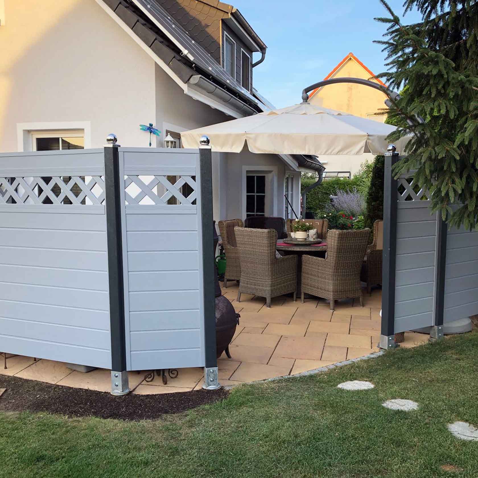 Sichtschutzzaun aus Kunststoff PVC in Grau mit Rankgitter-Elementen
