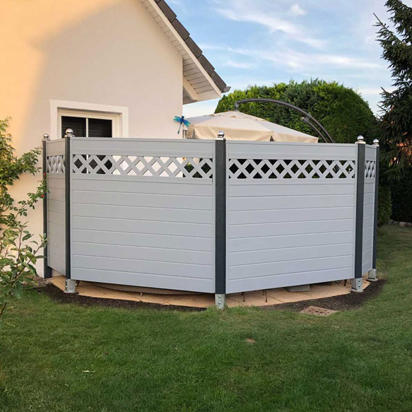 Terrassensichtschutz in Grau aus Kunststoff mit Rankgitter