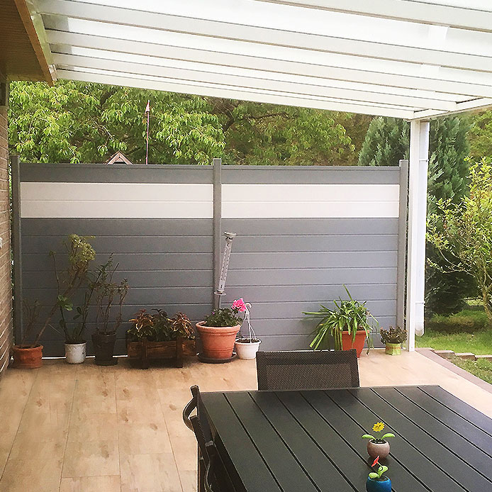 Sichtschutzzaun aus Kunststoff PVC in Grau im Garten