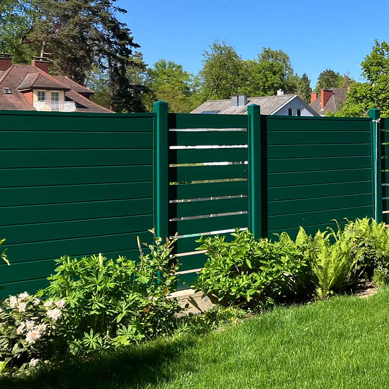 Sichtschutzwand aus Kunststoff im Garten in Moosgrün
