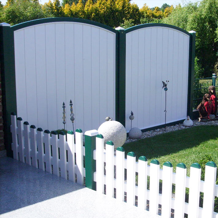 Sichtschutzzaun  aus Kunststoff PVC in Bergkiefer und Anthrazit auf einer Terrasse