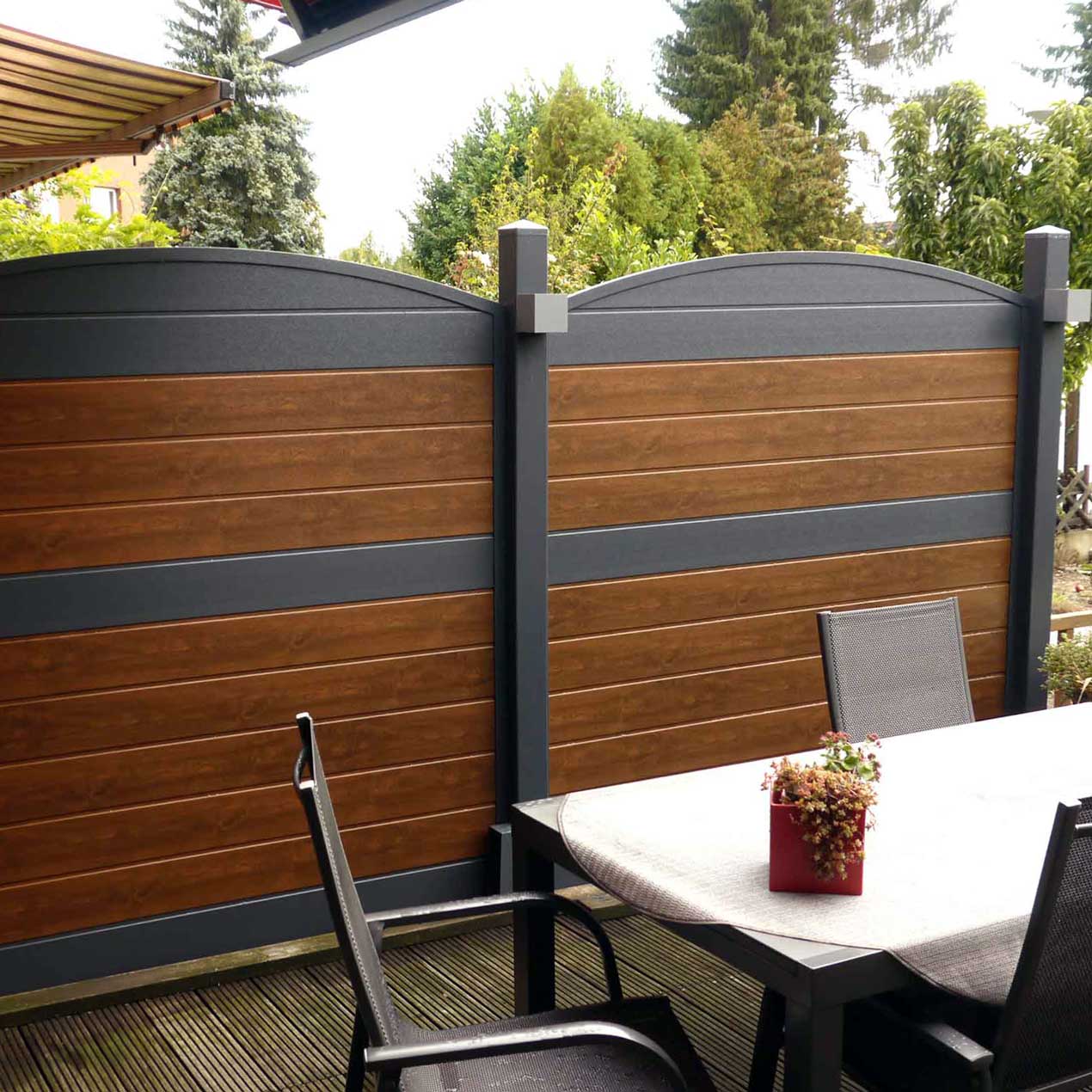 Sichtschutzzaun aus Kunststoff PVC in Anthrazit und Nussbaum auf einer Terrasse