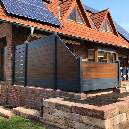Sichtschutzzaun an einer Hausterrasse aus Kunststoff PVC  in Golden Oak und Anthrazit
