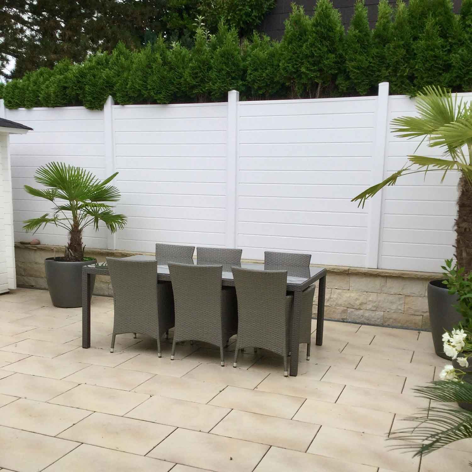 Sichtschutz in Weiß auf einer Terrassenmauer