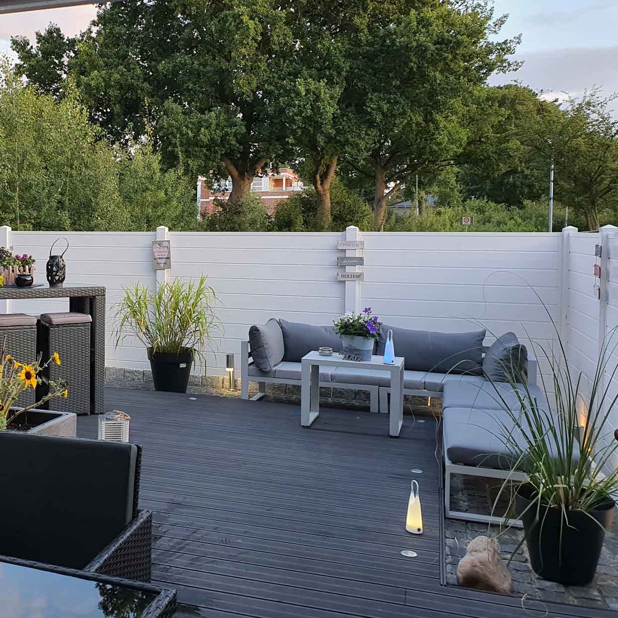 Sichtschutzzaun aus Kunststoff PVC  in Weiß auf einer Gartenterrasse