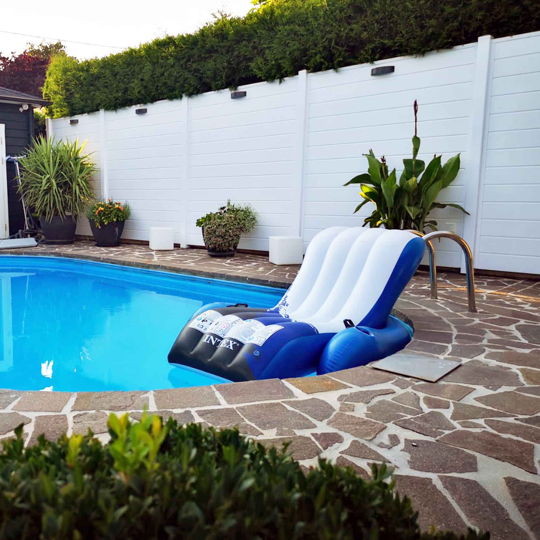 Sichtschutz am Pool in weiss