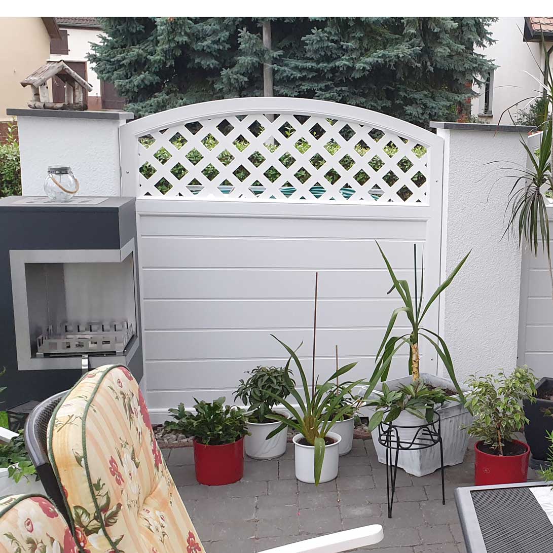 Sichtschutz Kunststoff Weiß Rankgitter Oberbogen rund Terrasse