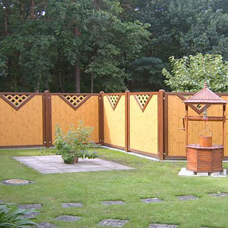 Sichtschutzzaun aus Kunststoff PVC in Holzoptik Astfichte mit einer Umrahmung in Nussbaum und Rankgitter