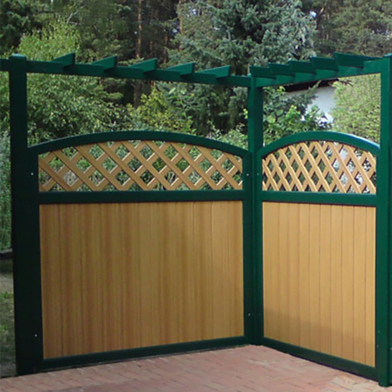 Sichtschutzzaun aus Kunststoff PVC in Bergkiefer und Moosgrün mit passender Pergola auf einer Terrasse