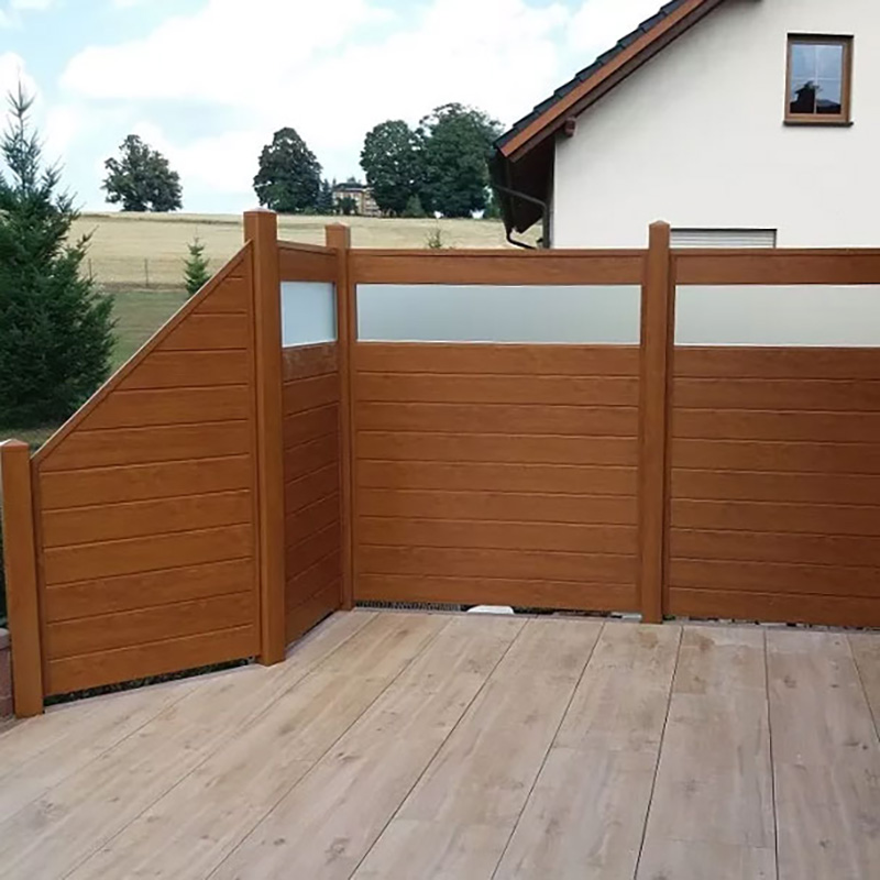 Sichtschutzzaun aus Kunststoff und Glas, in Golden Oak Holzoptik mit Acrylglas-Einsatz auf einer Terrasse