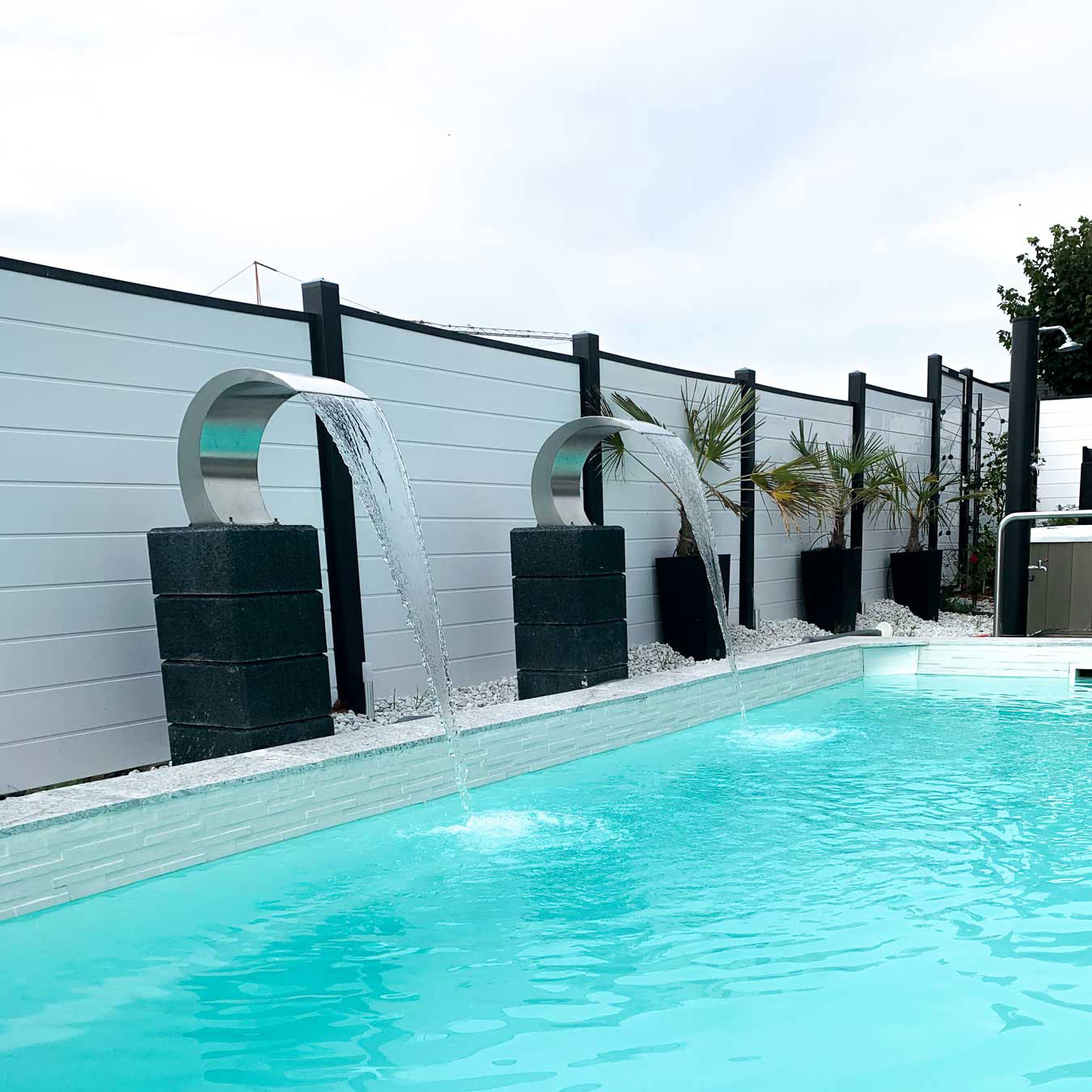 Sichtschutzzaun aus Kunststoff PVC in Grau und Anthrazit am Pool