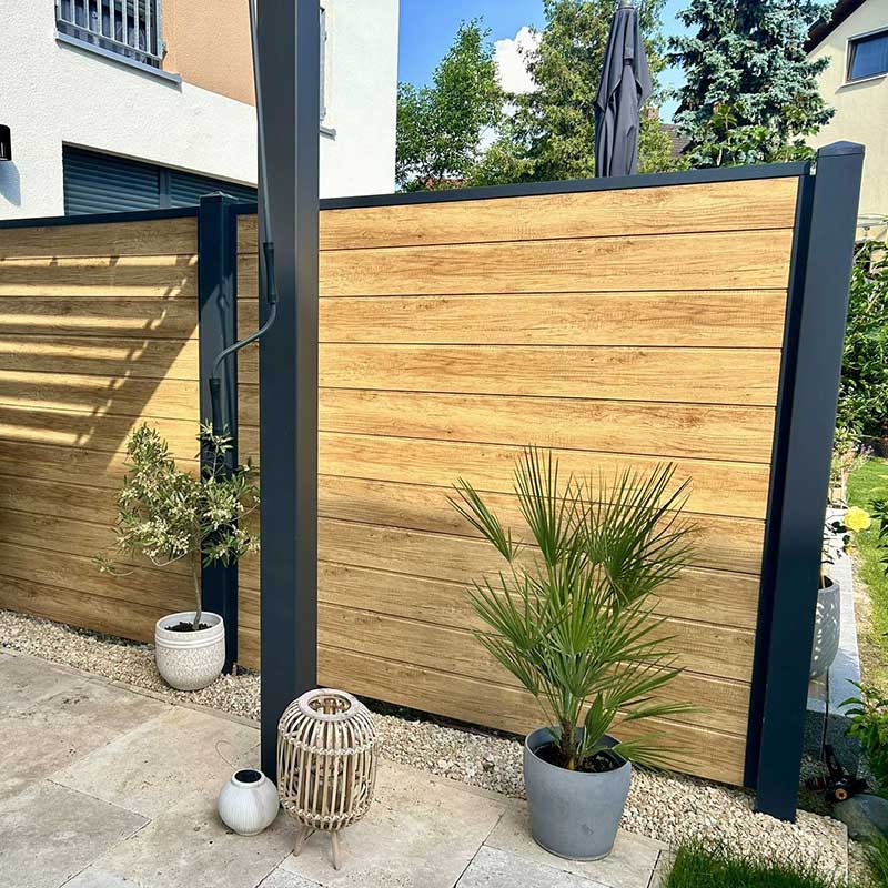 Sichtschutz im Garten in Holzoptik Desert Oak und Anthrazit
