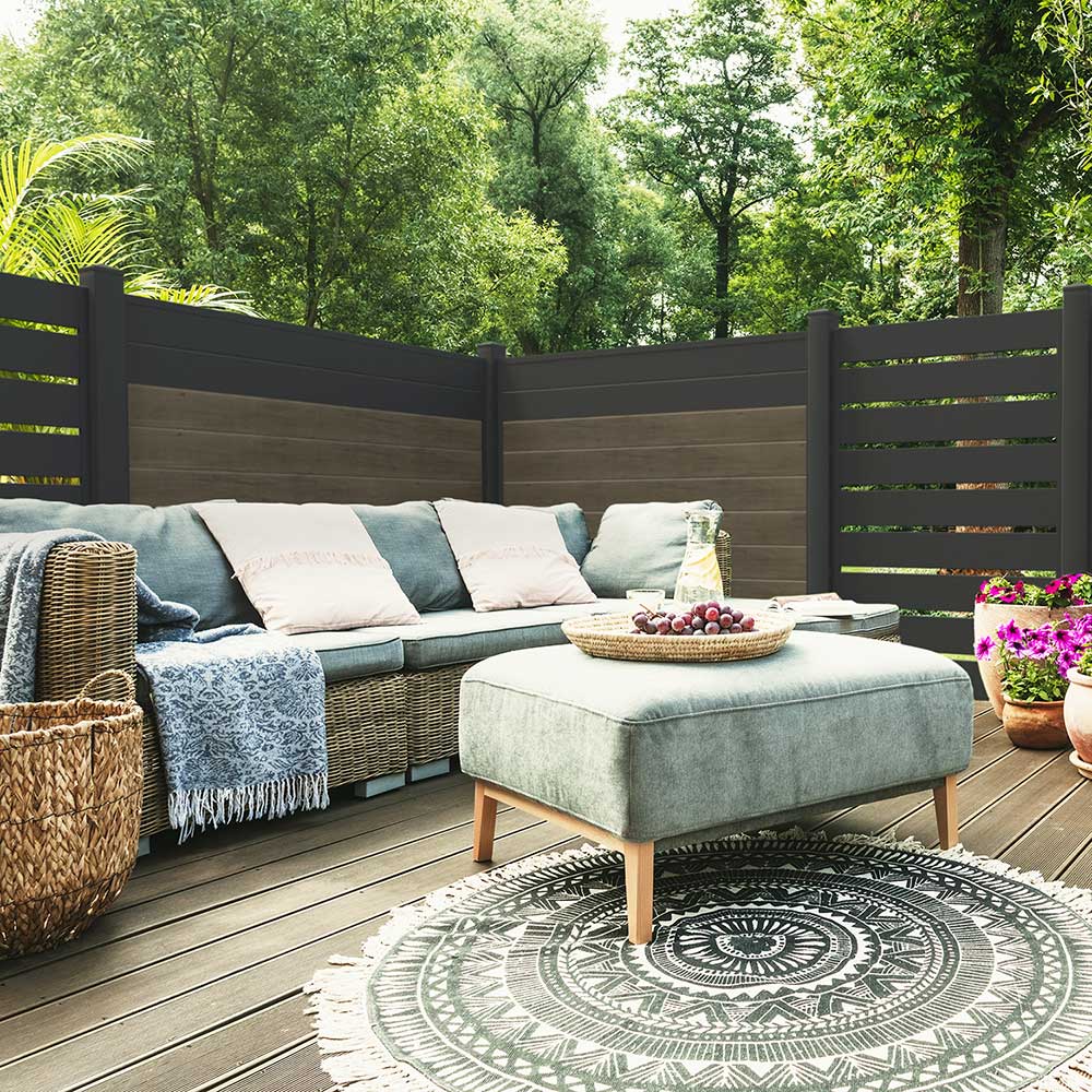 Terrassensichtschutz aus Kunststoff PVC in Monument Oak und Anthrazit mit Spaltelement