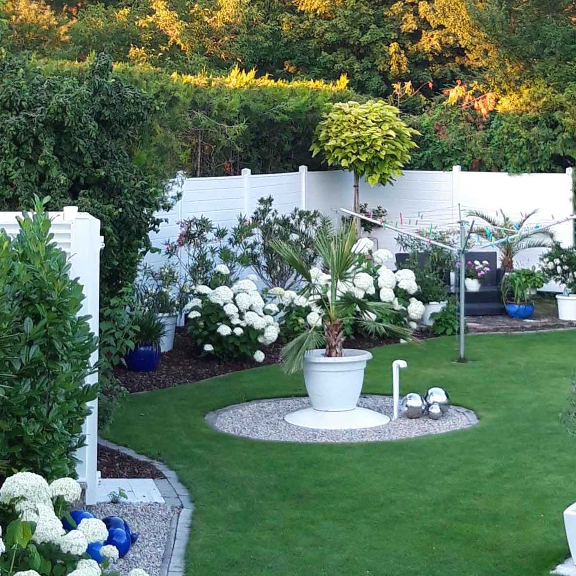Sichtschutzzaun aus Kunststoff PVC in Weiß im Garten