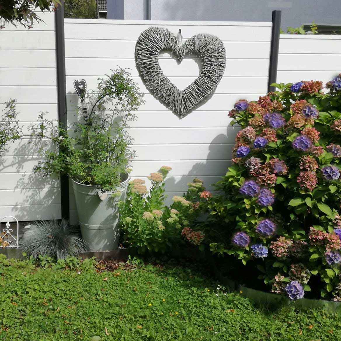 Sichtschutzzaun aus Kunststoff PVC  in Weiß im Garten