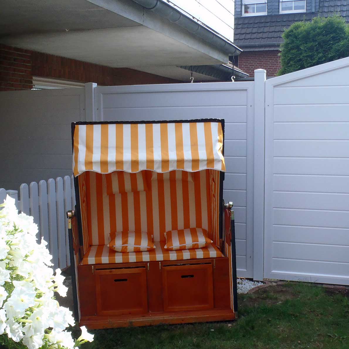 Sichtschutzzaun aus Kunststoff PVC in weiß als Garten und Terrassenabtrennung am Reihenhaus
