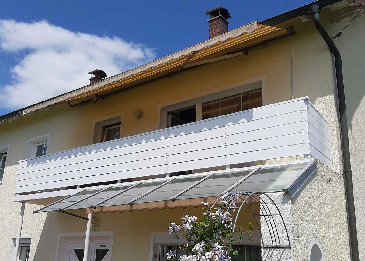 Balkonverkleidung mit Kunststoffbrettern in Weiß aus Qualitäts-Kunststoff